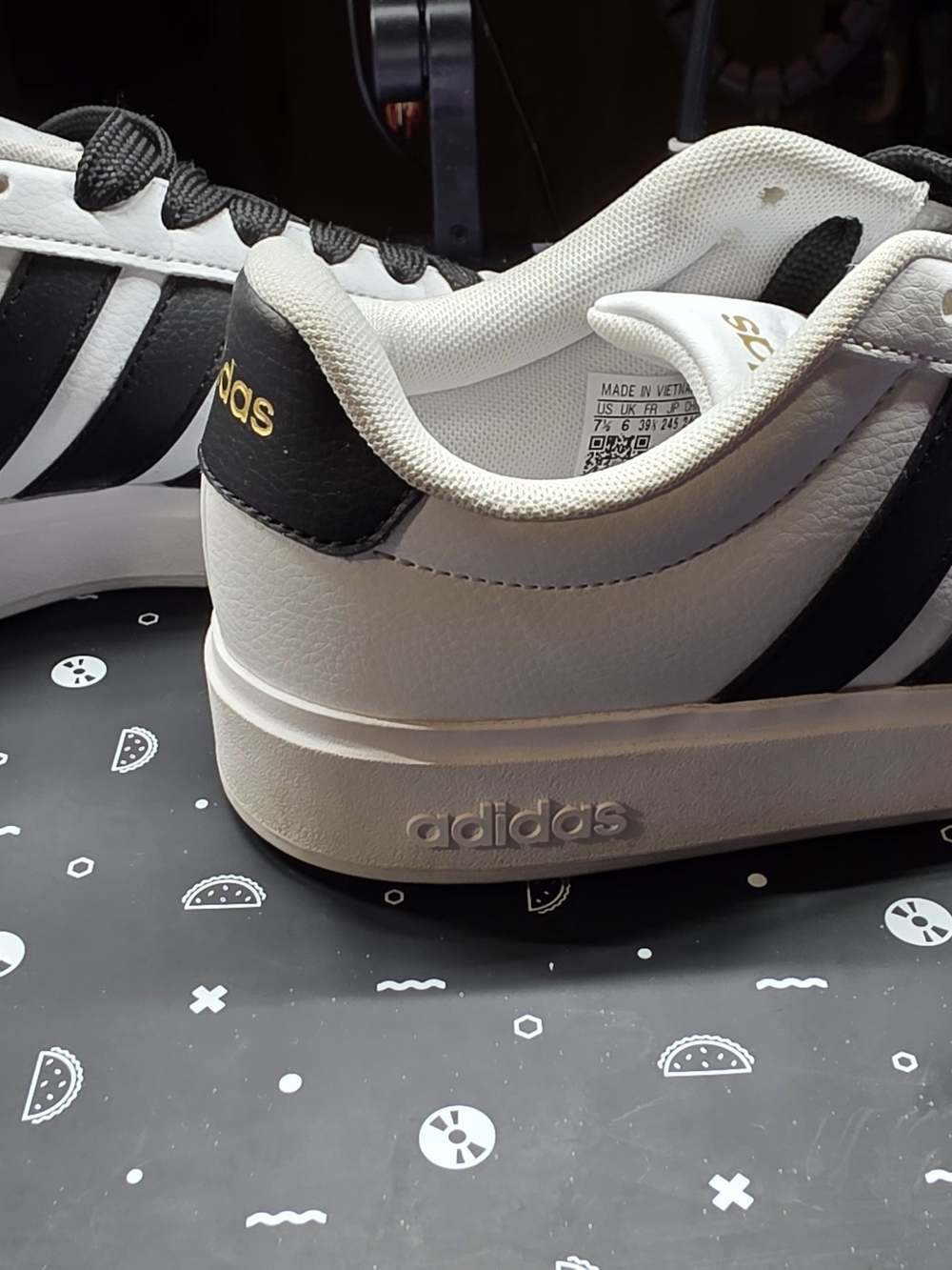 Adidas Men’s White & Black Casual Sneakers